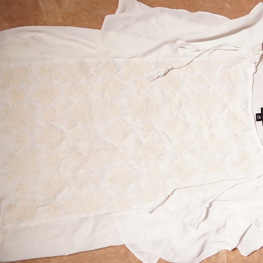 White sleeveless flowy shirt
